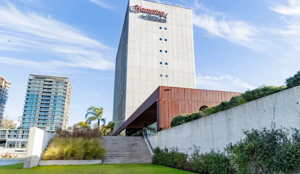 Hampton by Hilton jardines