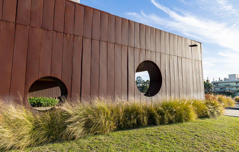 Hampton by Hilton jardines y ventana redonda