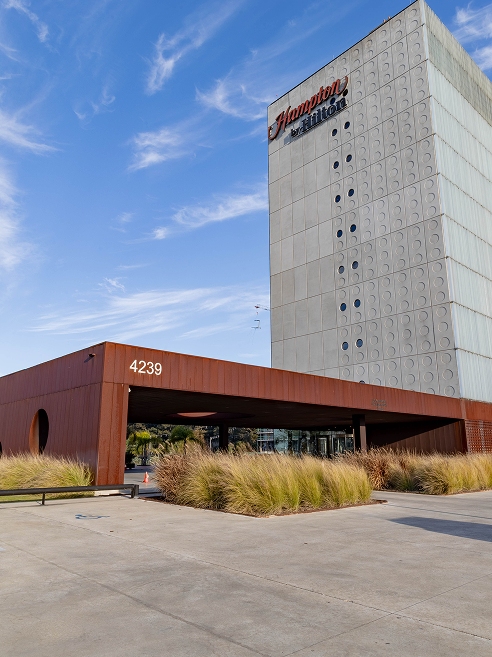 Hampton by Hilton jardines y fachada